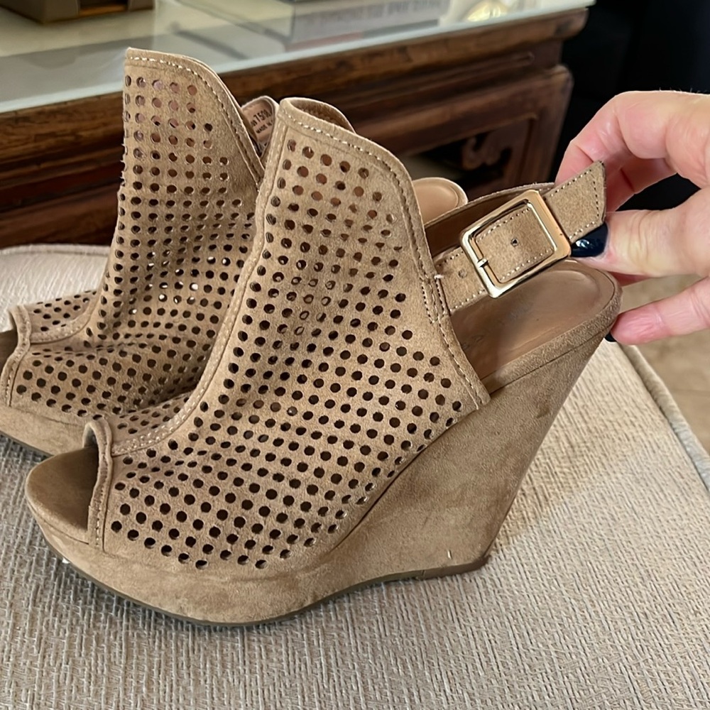 Chinese laundry, gorgeous wedges in suede tan.